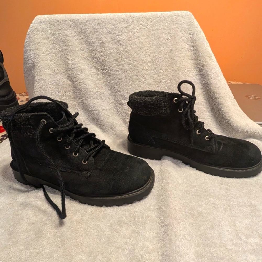 Ladies Suede Booties w/ fuzzy cuff by Predictions Size 7.5 W